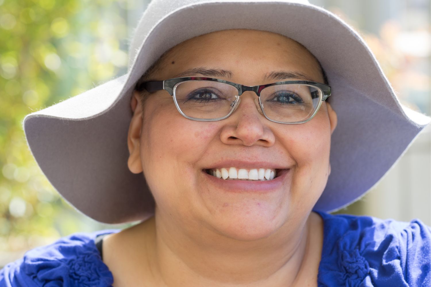 Mujer con gorra de protección solar