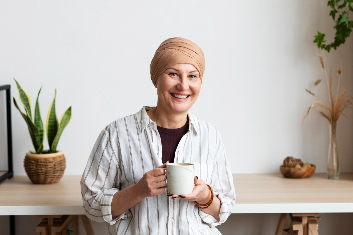 Mujer con cáncer y turbante oncológico