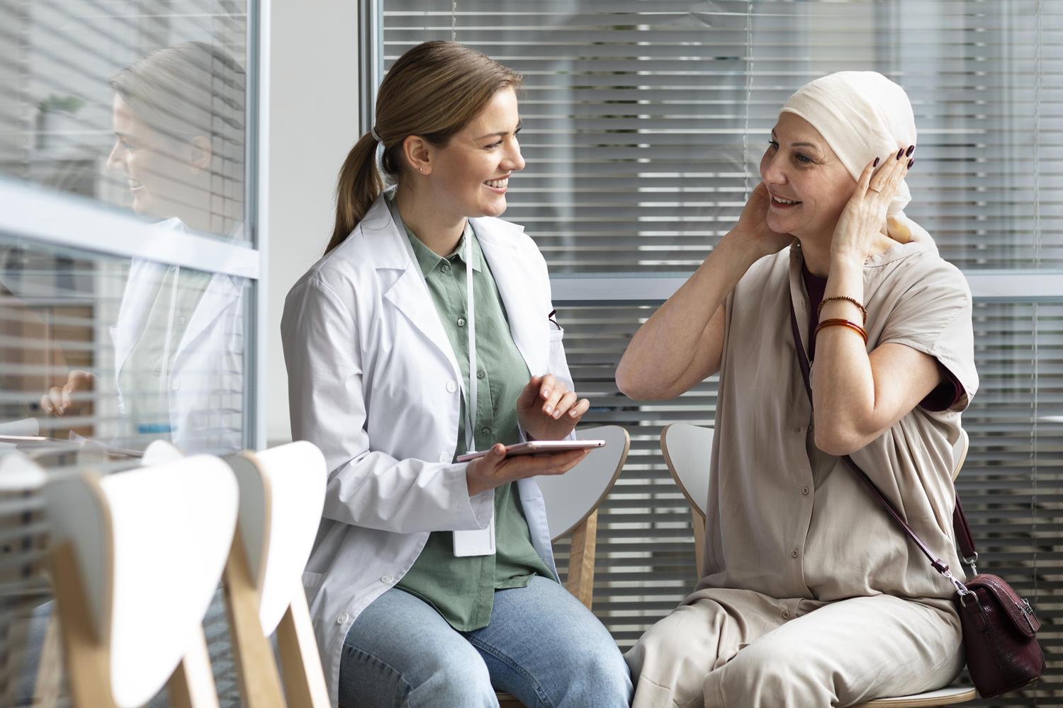 Mujer de mediana edad con cáncer y turbante oncológico
