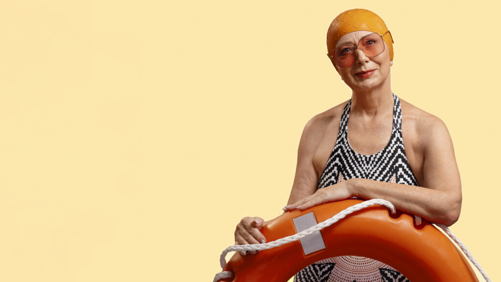 mujer con protesis de mama para el agua